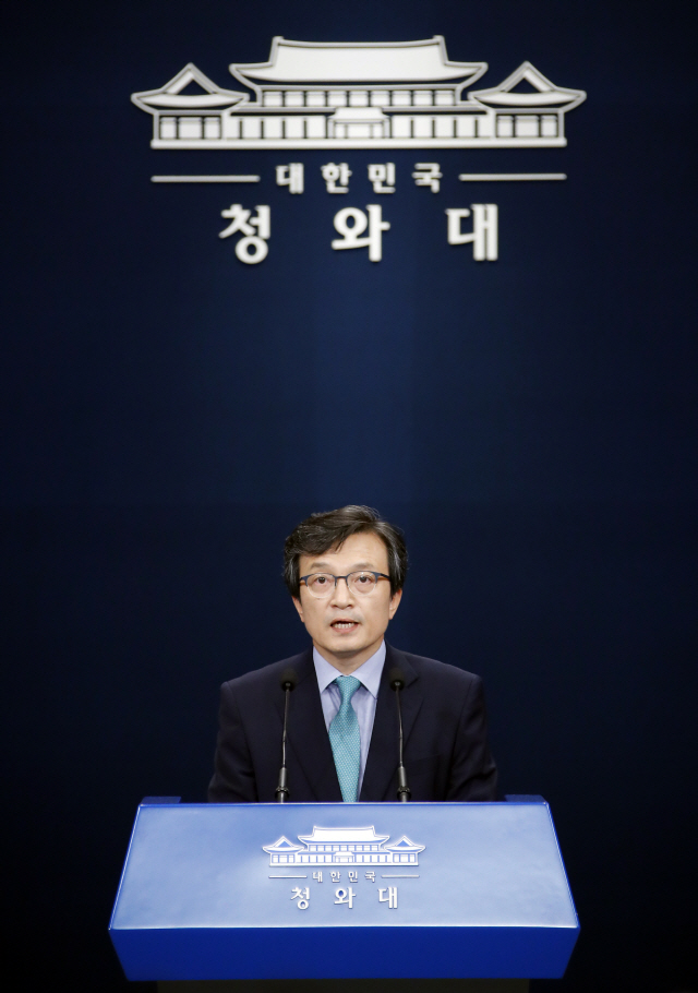 김의겸 청와대 대변인은 7일 오후 정례 브리핑에서 문재인 대통령이 정의용 국가안보실장과 서훈 국가정보원장을 각각 중국과 일본에 특사로 파견한다고 밝혔다./연합뉴스