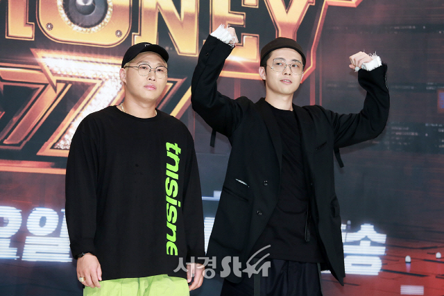 스윙스와 기리보이가 Mnet ‘쇼미더머니 트리플세븐(Show Me The Money777)‘ 제작발표회에 참석해 포토타임을 갖고 있다.