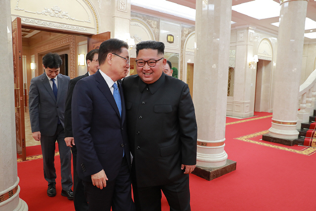 정의용 청와대 국가안보실장이 5일 평양에서 김정은 북한 국무위원장과 만나 이야기를 하고 있다. /사진제공=청와대