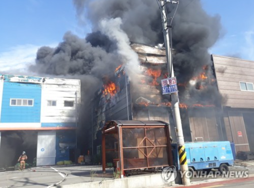 인천 서구 석남동 가구 공장서 화재…검은 연기 치솟아