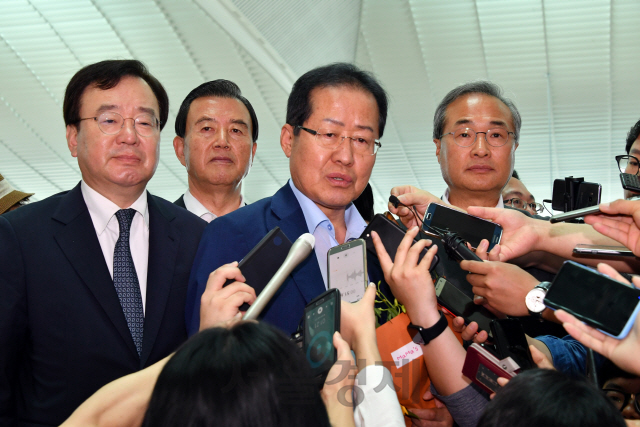 홍준표 전 자유한국당 대표가 지난 7월 11일 오후 인천국제공항을 통해 미국으로 출국 전 취재진의 질문에 답변하고 있다./서울경제DB