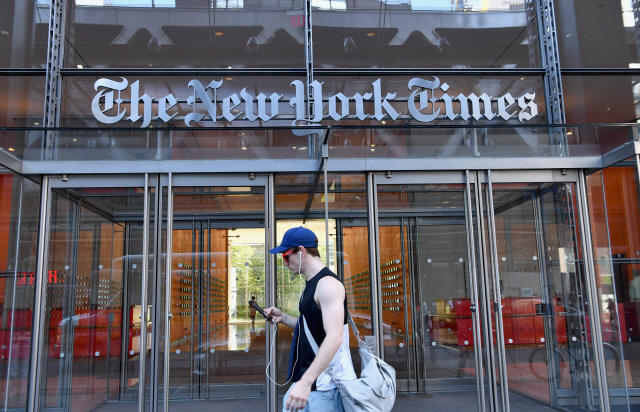 6일(현지시간) 미국 뉴욕에 있는 뉴욕타임스(NYT) 빌딩 앞을 한 남성이 걸어가고 있다. /뉴욕=AFP연합뉴스