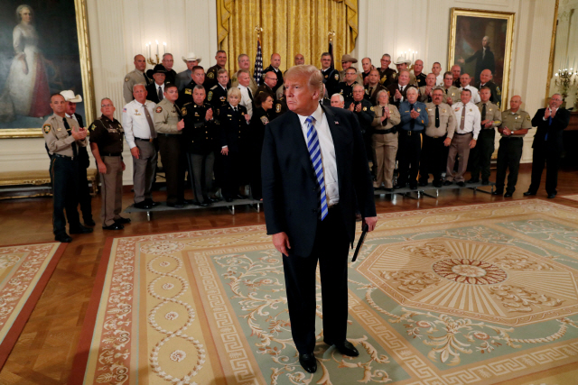 5일(현지시간) 백악관 이스트룸에 서 있는 도널드 트럼프 대통령/워싱턴DC=로이터연합뉴스