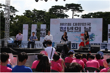 지난 1일 서울 여의도 공원에서 열린 ‘제2회 대한민국 청년의 날’ 행사에서 참석자들이 토크 콘서트를 진행하고 있다.