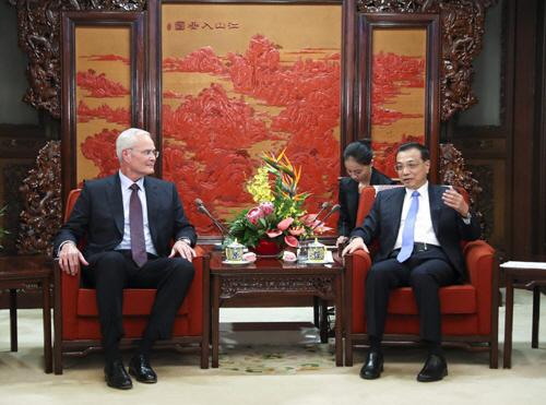 중국 정부 홈페이지에 올라온 리커창(오른쪽) 중국 총리와 데런 모빌 엑손모빌 CEO가 면담하고 있는 모습./연합뉴스