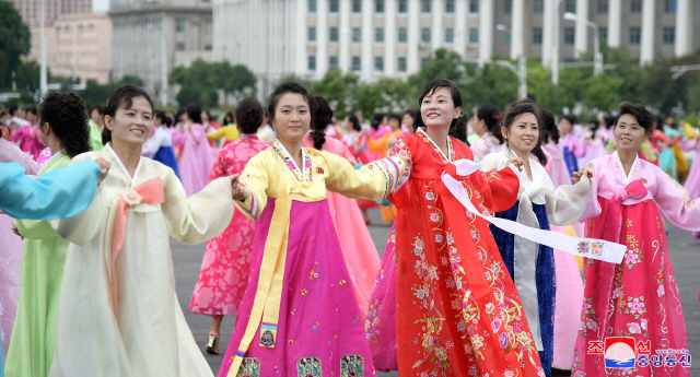 북한 조선중앙통신은 북한 정권수립 70주년을 기념해 6일 평양 개선문 광장에서 조선사회주의여성동맹원 등이 참가한 무도회가 열리고 있다고 보도했다./연합뉴스