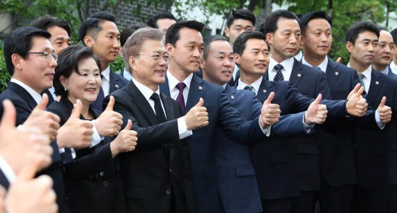 지난 2017년 5월 10일 문재인 대통령과 부인 김정숙 여사가 서울시 서대문구 홍은동 자택을 나서며 대선 후보 때 경호를 했던 경찰관들과 기념촬영을 하고 있다. /연합뉴스