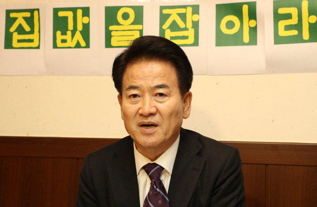 정동영 민주평화당 대표가 9일 오후 서울 여의도에서 기자간담회를 갖고 부동산정책에 대해 입장을 표명하고 있다./연합뉴스