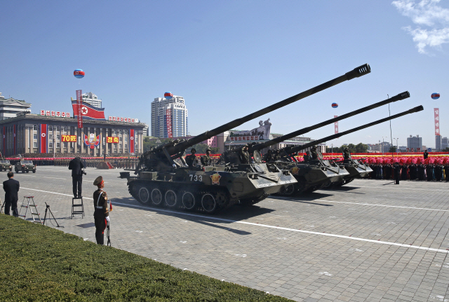 9일 북한 평양 김일성광장에서 열린 정권수립 70주년 열병식에서 탱크가 지나가고 있다. 이날 행사에서 대륙간탄도미사일(ICBM)은 등장하지 않았다. /평양=AP연합뉴스