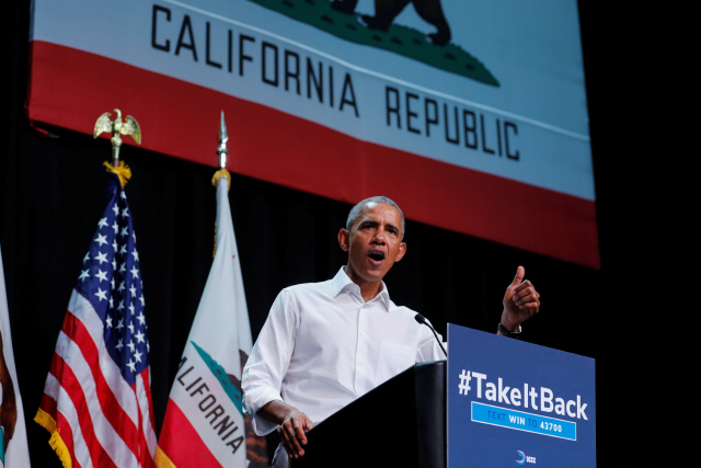 버락 오바마 전 미국 대통령이 8일(현지시간) 캘리포니아주 애너하임에서 열린 민주당 하원 선거위원회 행사에 참석해 민주당 후보 7명에 대한 유권자들의 지지를 호소하고 있다.   /캘리포니아=로이터연합뉴스