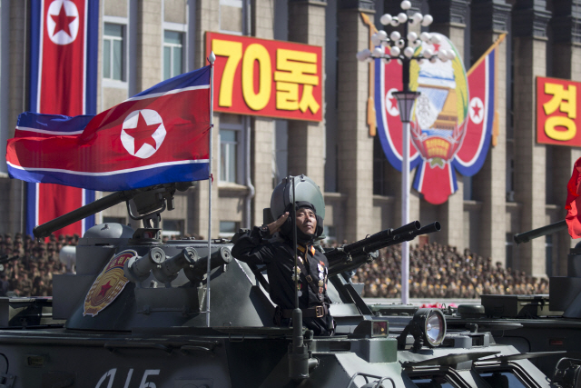 9일 북한 평양 김일성 광장에서 열린 북한 정권수립 70주년(9·9절) 기념 열병식에서 인민군 탱크부대 기수가 거수경례하고 있다./평양 AP=연합뉴스