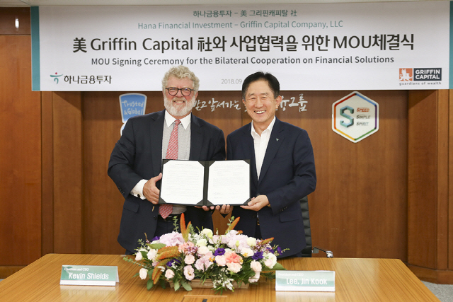 이진국(오른쪽) 하나금융투자 대표와 캐빈 쉴즈 그리핀 캐피탈 최고경영자(CEO)가 업무협약을 맺고 있다./사진제공=하나금융투자