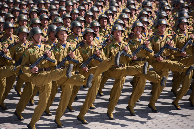 9일 북한 평양 김일성 광장에서 열린 북한 정권수립 70주년(9·9절) 기념 열병식에서 인민군 병사들이 발을 높이들며 총검을 앞세운 채 행진하고 있다. /AFP=연합뉴스