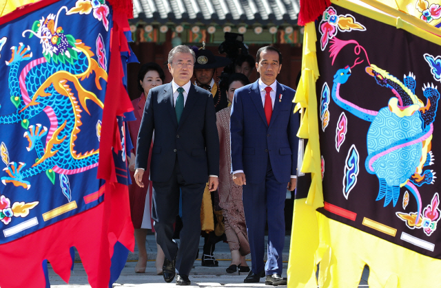 창덕궁서 의장대 사열하는 한-인니 정상   문재인 대통령과 부인 김정숙 여사가 한국을 국빈방문한 조코 위도도 인도네시아 대통령 내외와 함께 10일 오전 서울 창덕궁에서 전통 의장대를 사열하고 있다.       /연합뉴스