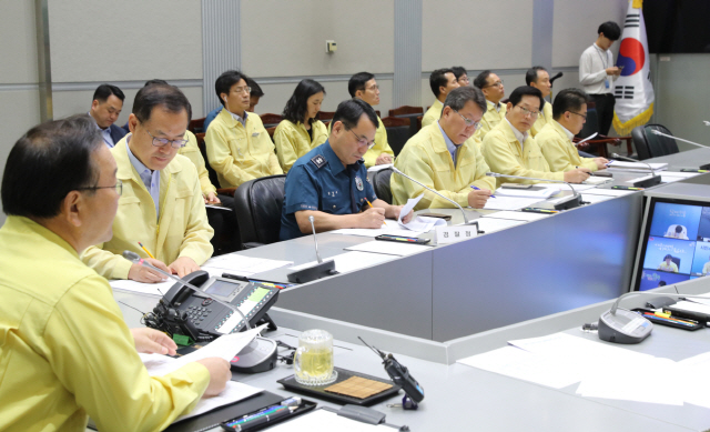 10일 오전 서울 종로구 정부서울청사 중앙재난안전대책본부 서울상황센터에서 메르스 대응을 위한 지자체 상황점검회의가 열렸다./연합뉴스