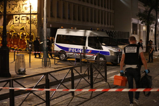 프랑스 파리 동북부 19구에서 발생한 흉기난동 사건 현장에 9일(현지시간) 경찰이 출동, 수사를 펼치고 있다./AFP연합뉴스