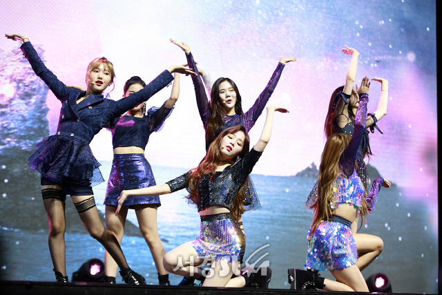 오마이걸 (OH MY GIRL) 멤버들이 쇼케이스에 참석해 타이틀 곡 ‘불꽃놀이’ 무대를 선보이고 있다.