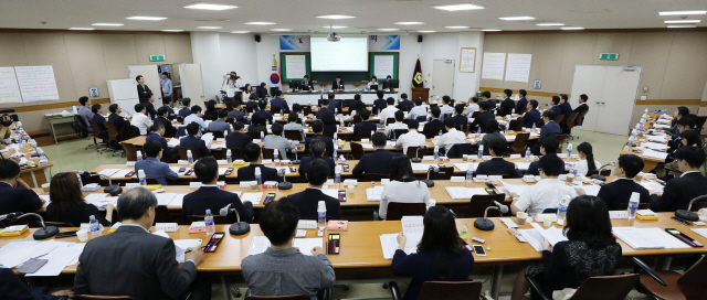 10일 경기 고양 사법연수원에서 전국법관대표회의 3차 임시회의에 참석한 판사들이 안건을 살피고 있다. /연합뉴스