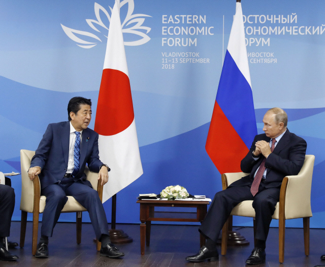 아베 신조(왼쪽) 일본 총리와 블라디미르 푸틴 러시아 대통령이 10일 러시아 블라디보스토크에서 정상회담을 하고 있다. /연합뉴스