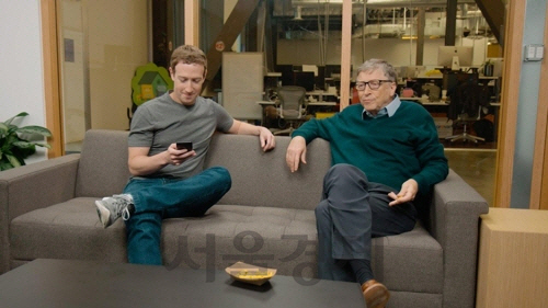 빌 게이츠(오른쪽) 마이크로소프트 창업자와 마크 저커버그 페이스북 최고경영자(CEO). /연합뉴스