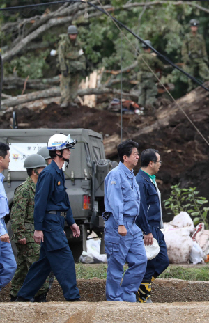 9일 아베 신조 일본 총리가 지난 6일 발생한 규모 6.7의 강진으로 산사태 피해가 발생한 아쓰마초를 찾아 현장을 살펴보고 있다. /아쓰마초=AFP연합뉴스