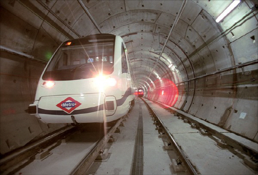 스페인 마드리드지하철공사가 운영하고 있는 전동차가 선로를 달리고 있다. /서울경제DB
