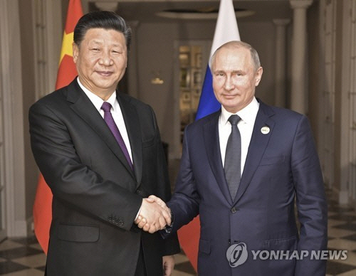 지난 7월 남아공에서 열린 브릭스 정상회의에서 시진핑 중국 국가주석과 푸틴 러시아 대통령이 악수하고 있다./AP=연합뉴스