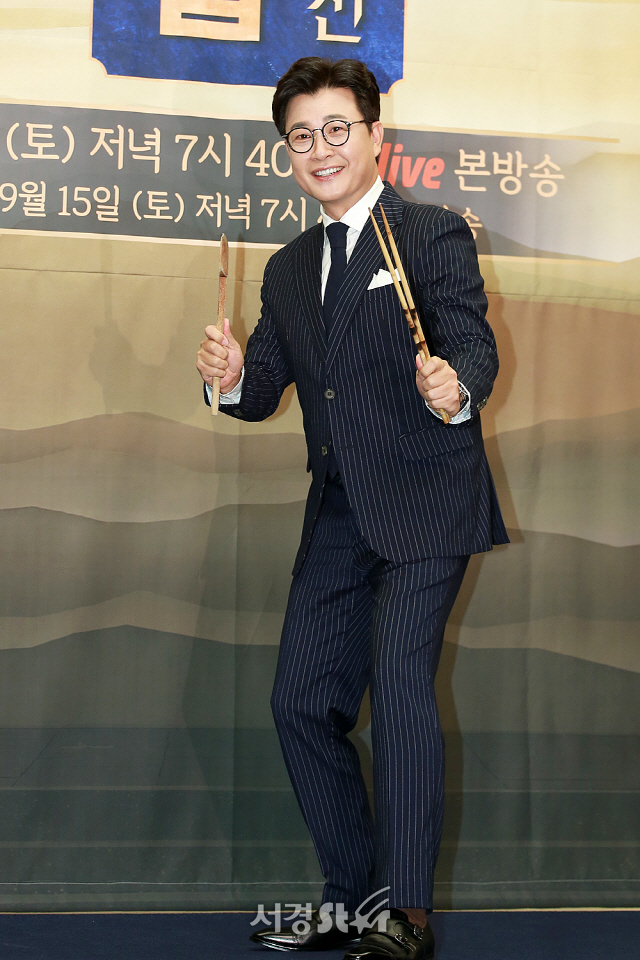 김성주가 Olive ‘한식대첩 - 고수외전’ 제작발표회에 참석해 포토타임을 갖고 있다.