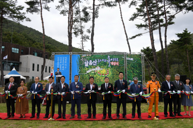 류광수(사진 왼쪽에서 여덟번째) 산림청 차장, 정현민(〃아홉번째) 부산시 행정부지사, 오규석(〃 여섯번째) 기장군수 등 주요 내빈들이 테이프커팅을 하고 있다. 사진제공=산림청