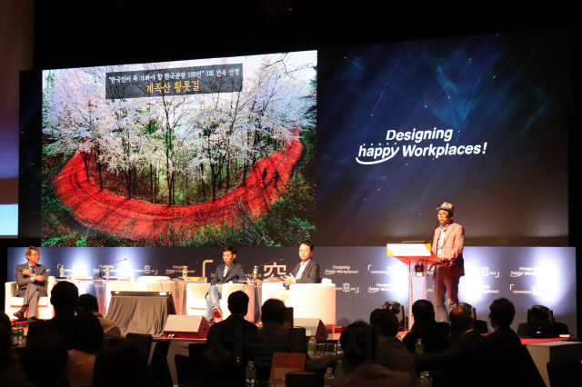 조웅래(사진 오른쪽 첫번째) 맥키스컴퍼니 회장이 ‘컨퍼런스 창 2018’에서 대전 계족산황톳길을 소개하고 있다. 사진제공=맥키스컴퍼니