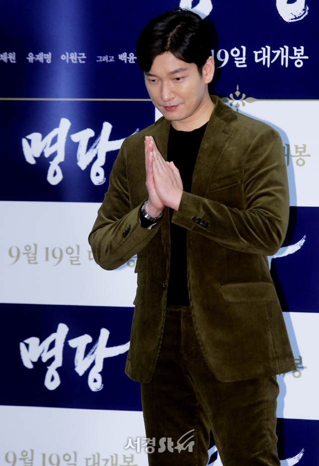 배우 조승우가 11일 서울 삼성동 코엑스 메가박스 MX관에서 열린 영화 ‘명당’ 언론시사회에 참석하고 있다.