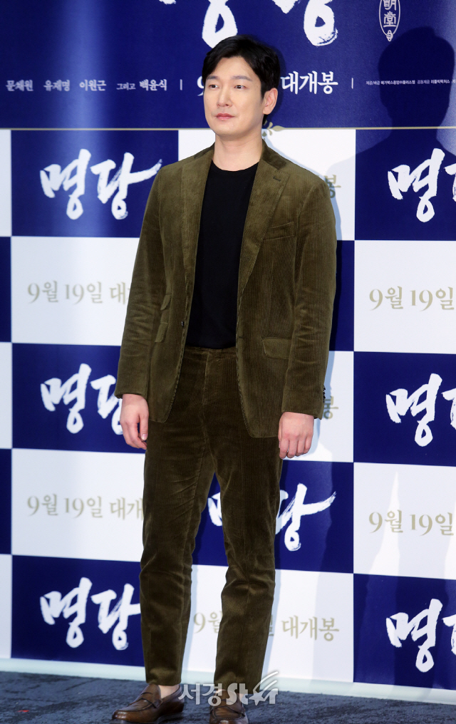 배우 조승우가 11일 서울 삼성동 코엑스 메가박스 MX관에서 열린 영화 ‘명당’ 언론시사회에 참석하고 있다.