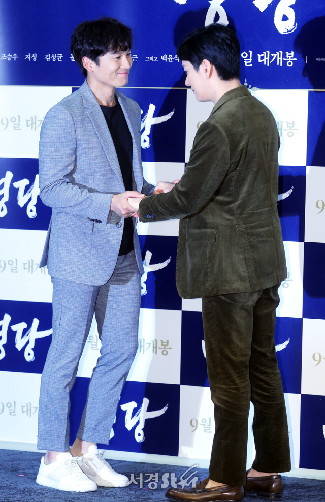 배우 조승우, 지성이 11일 서울 삼성동 코엑스 메가박스 MX관에서 열린 영화 ‘명당’ 언론시사회에 참석하고 있다.