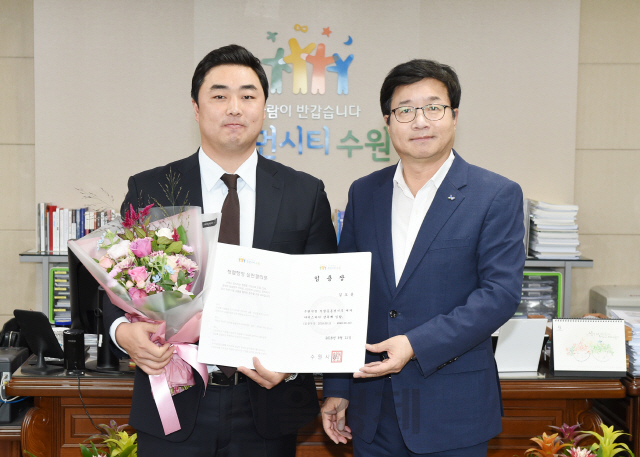 김도윤 수원시청 여자아이스하키팀 초대 감독이 임용장을 받은 후 염태영(오른쪽) 수원시장과 기념촬영을 하고 있다. /사진제공=수원시청