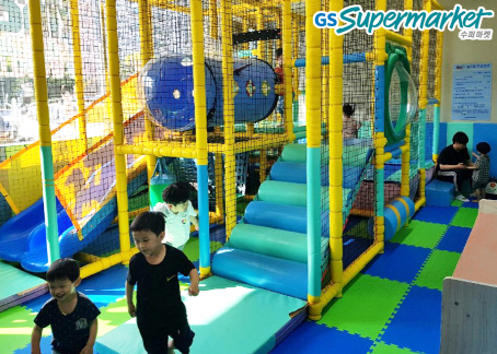 GS수퍼마켓 포항죽도점에서 어린이 고객들이 놀이방을 이용하고 있다.  /사진제공=GS리테일