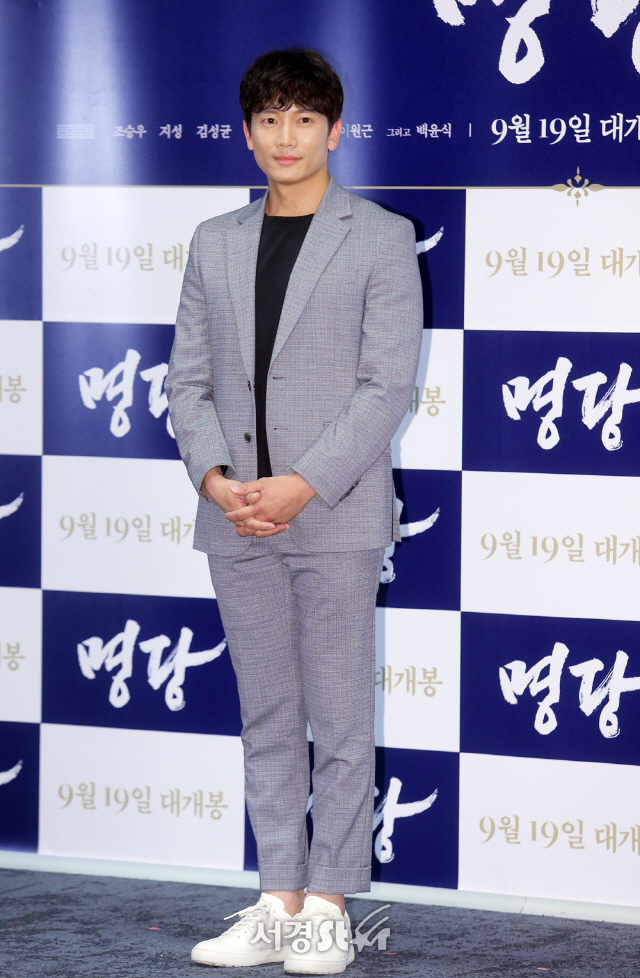 배우 지성이 11일 서울 삼성동 코엑스 메가박스 MX관에서 열린 영화 ‘명당’ 언론시사회에 참석하고 있다.