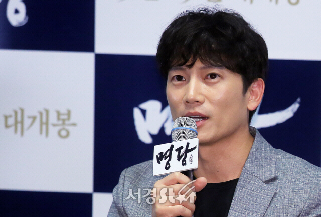 배우 지성이 11일 서울 삼성동 코엑스 메가박스 MX관에서 열린 영화 ‘명당’ 언론시사회에 참석하고 있다.