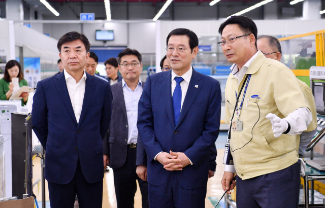 이용섭(가운데) 광주시장이 11일 오후 광주 광산구 삼성전자 광주사업장에서 김현석(왼쪽) 소비자가전(CE)부문 대표이사와 공장을 둘러보고 있다. /연합뉴스