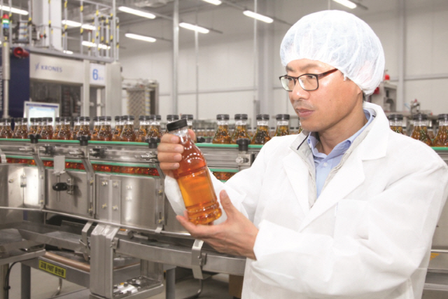 삼양패키징 소속 연구원이 광혜원 공장에서 생산되는 아셉틱 음료를 보고 있다. /제공=삼양패키징
