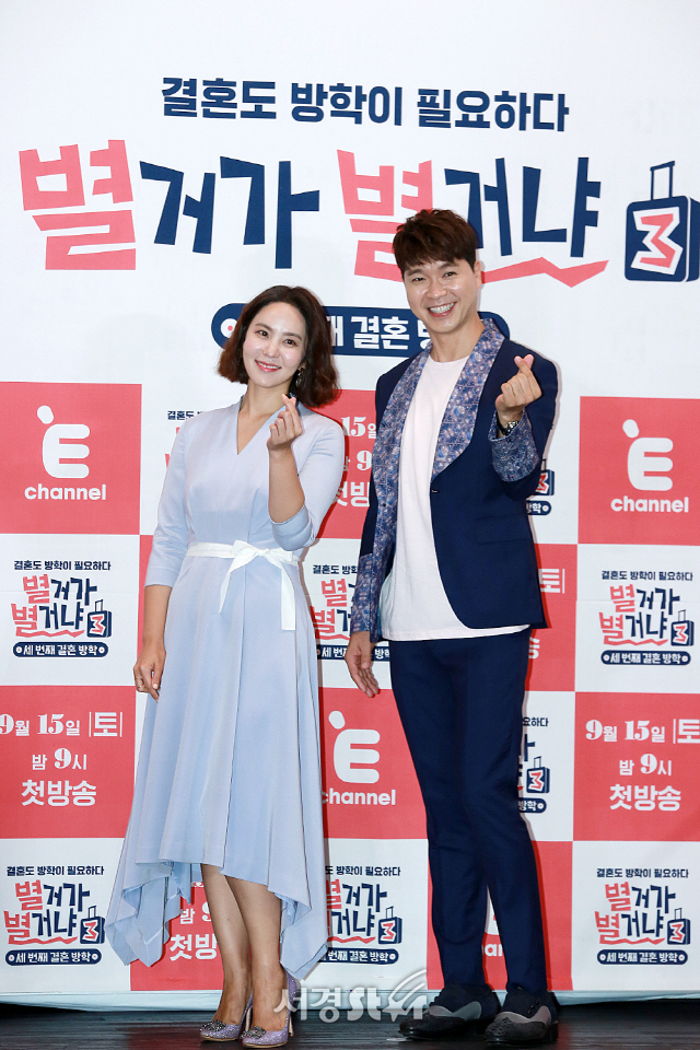 박지윤과 박수홍이 E채널 예능 ‘별거가 별거냐3’ 제작발표회에 참석해 포토타임을 갖고 있다.