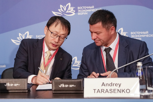 구현모(왼쪽) KT 경영기획부문장 사장과 안드레이 타라센코 러시아 연해주 주지사가 지난 11일 러시아 블라디보스톡에서 열린 협약식에서 서명을 하고 있다./사진제공=KT