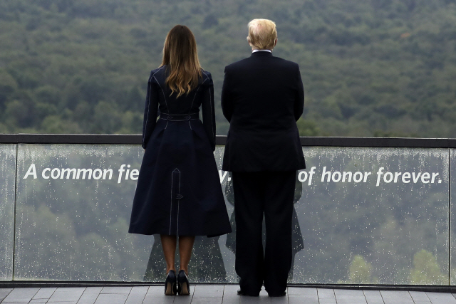 도널드 트럼프(오른쪽) 미국 대통령과 부인 멜라니아 여사가 11일(현지시간) 섕크스빌 추모행사에 참석하고 있다. /섕크스빌=AP연합뉴스