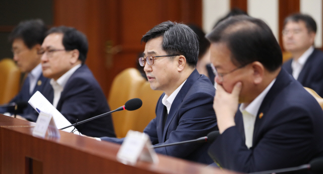 김동연 “최저임금 인상 속도조절 방안 당·청과 협의”