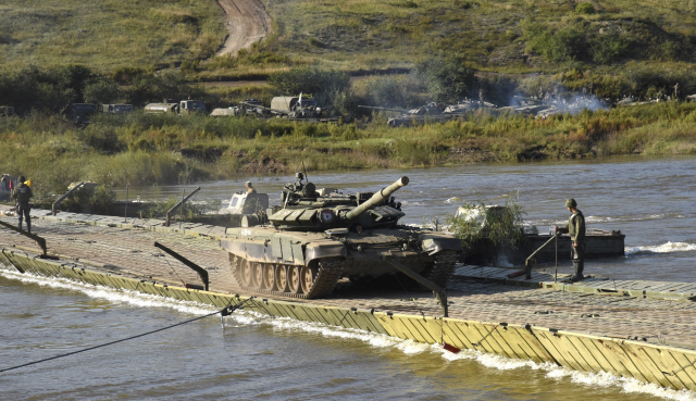 12일 ‘동방 2018’ 전략훈련에 참가한 러시아 전차부대가 도하작전을 펼치고 있다. /연합뉴스