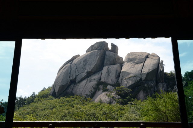 수바위는 화암사로 진입하는 돌다리 위에서, 또 절 안에 있는 찻집에 앉아 창밖으로 내다 보면 장쾌한 모습을 볼 수 있다.
