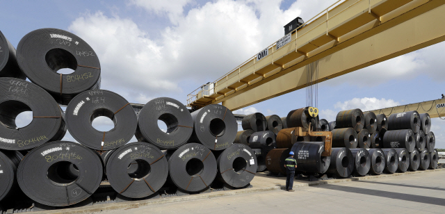 미국 텍사스주 베이타운의 한 파이프 제조공장에 원료인 대형 철강 롤들이 쌓여 있다./연합뉴스