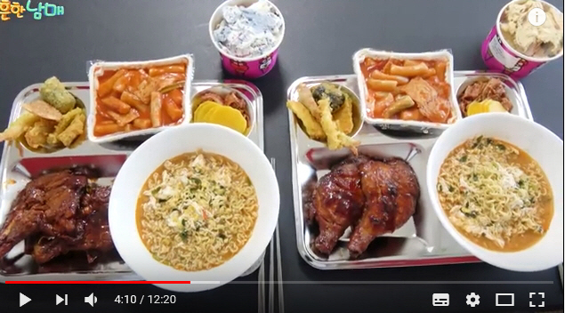 유튜버 흔한남매의 ‘한국 학생들이 꿈꾸던 급식 1위 메뉴’를 캡처한 화면..