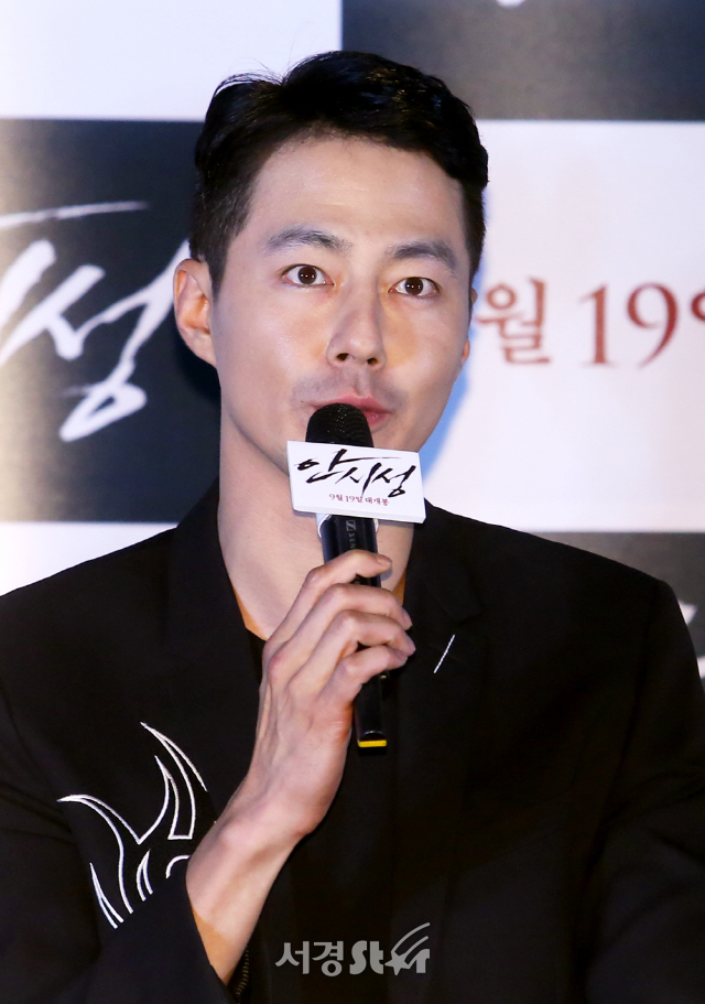 배우 조인성이 12일 오후 서울 용산구 한강대로 CGV 용산아이파크몰 에서 열린 영화 ‘안시성’언론시사회에 참석하고 있다