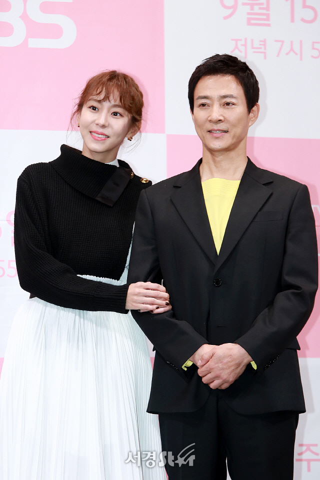 배우 유이와 최수종이 KBS 2TV 새 주말드라마 ‘하나뿐인 내편’ 제작발표회에 참석해 포토타임을 갖고 있다.