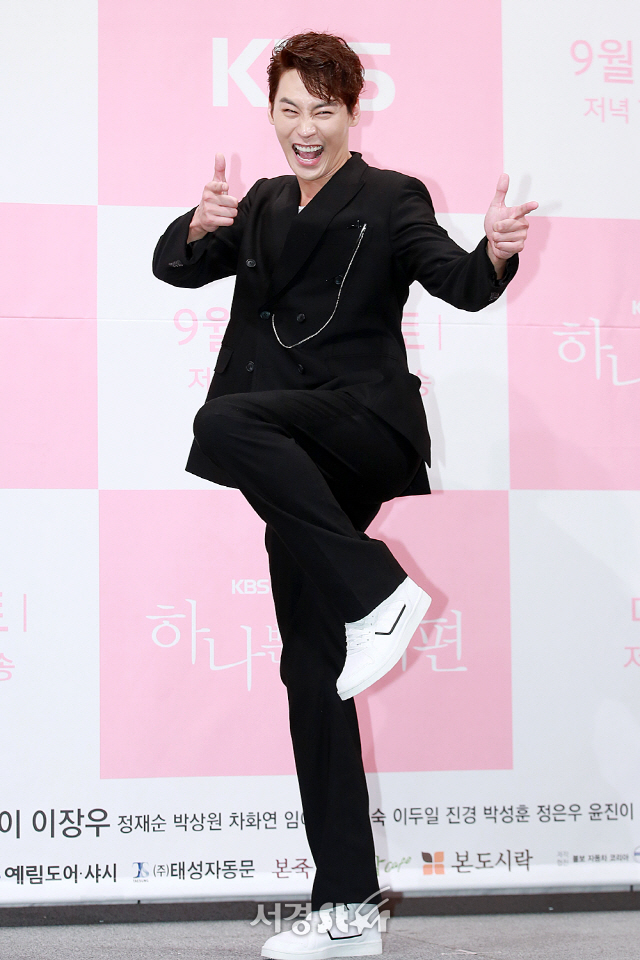 배우 정은우가 KBS 2TV 새 주말드라마 ‘하나뿐인 내편’ 제작발표회에 참석해 포토타임을 갖고 있다.